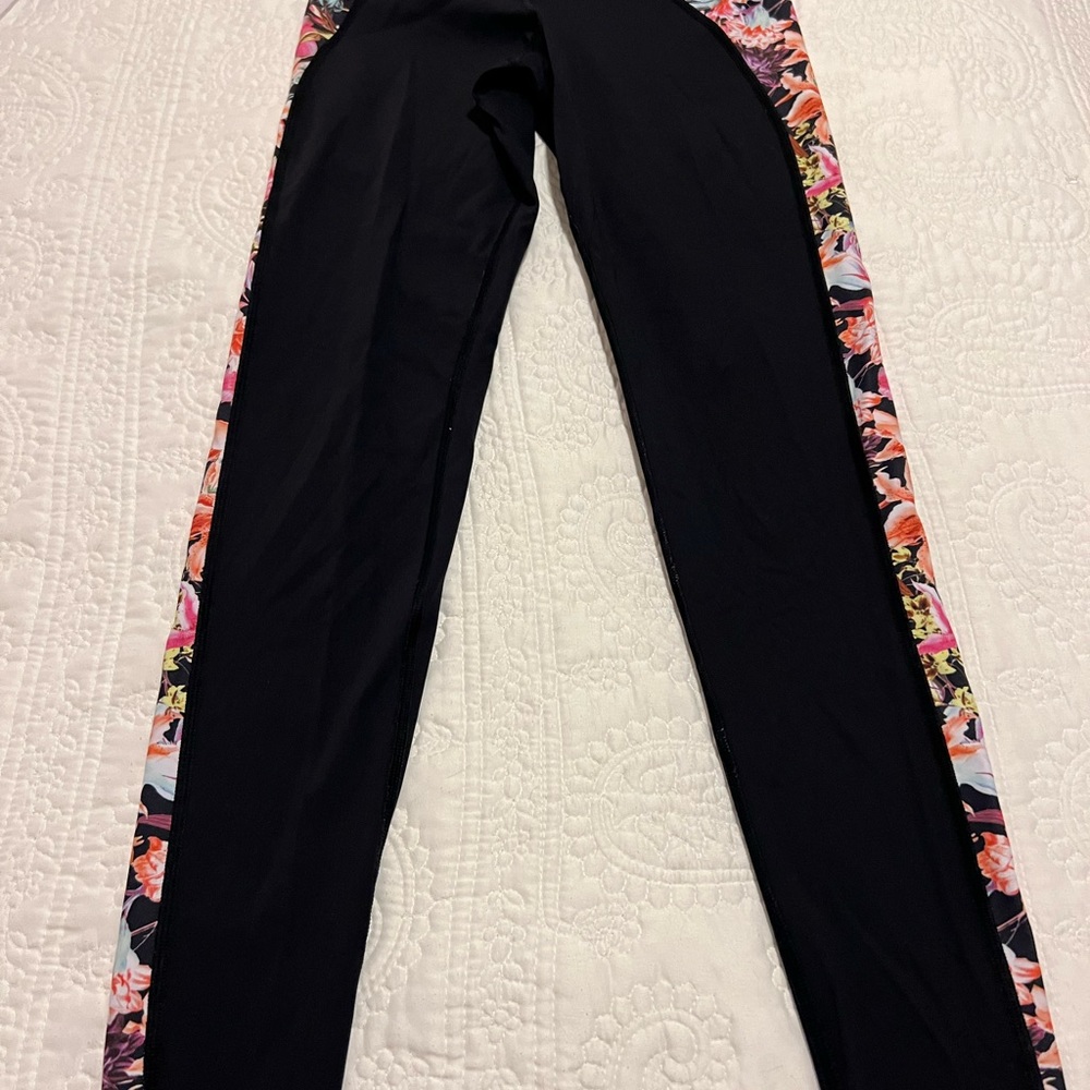 Nux leggings in black with side floral print - Picture 2 of 4